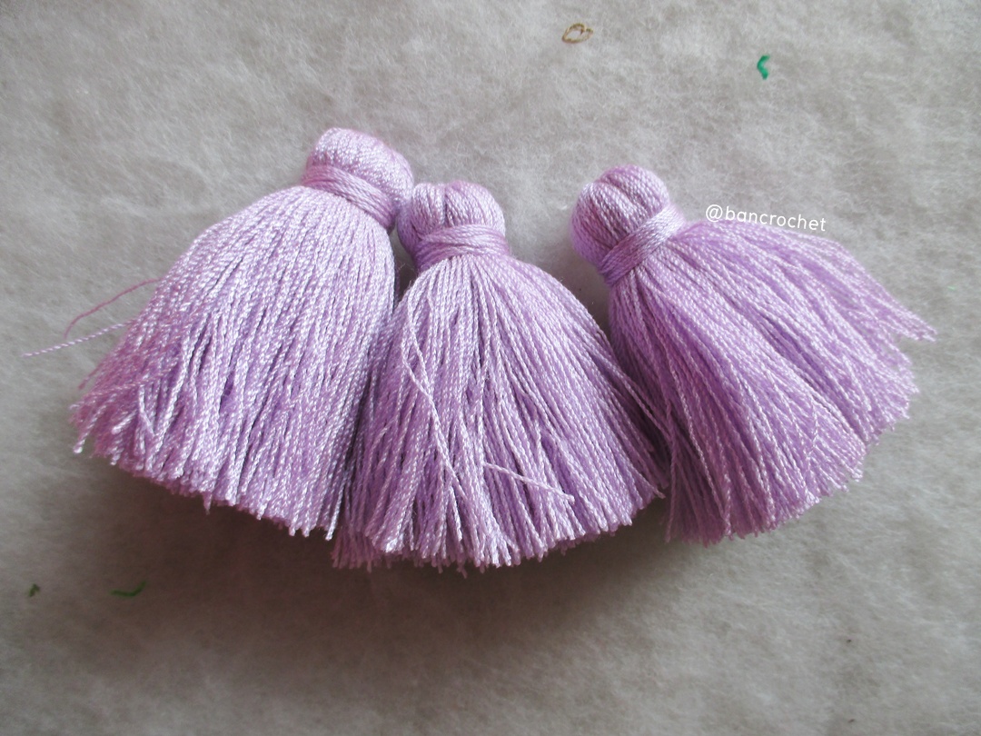 พู่แบบหนาฟู ขนาด 2 นิ้ว 4 ply tassel crochet acrylic yarn 4 ply ม่วงอ่อน 2 นิ้ว