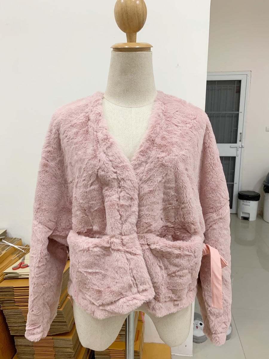 เสื้อกันหนาว แขนยาว ขนแมวนุ่มสุดๆ ใส่แล้วเป็นคุณหนูขึ้นมาทันที งานดีพร้อมส่งจ้า สีชมพูนู๊ด
