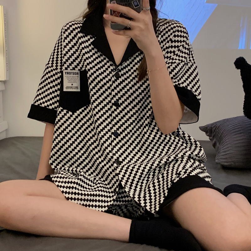 ชุดนอนผู้หญิง
