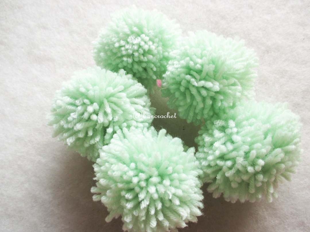 ปอมปอมไหมพรมสีเขียวอ่อน ขนาด 2 นิ้ว pompoms crochet