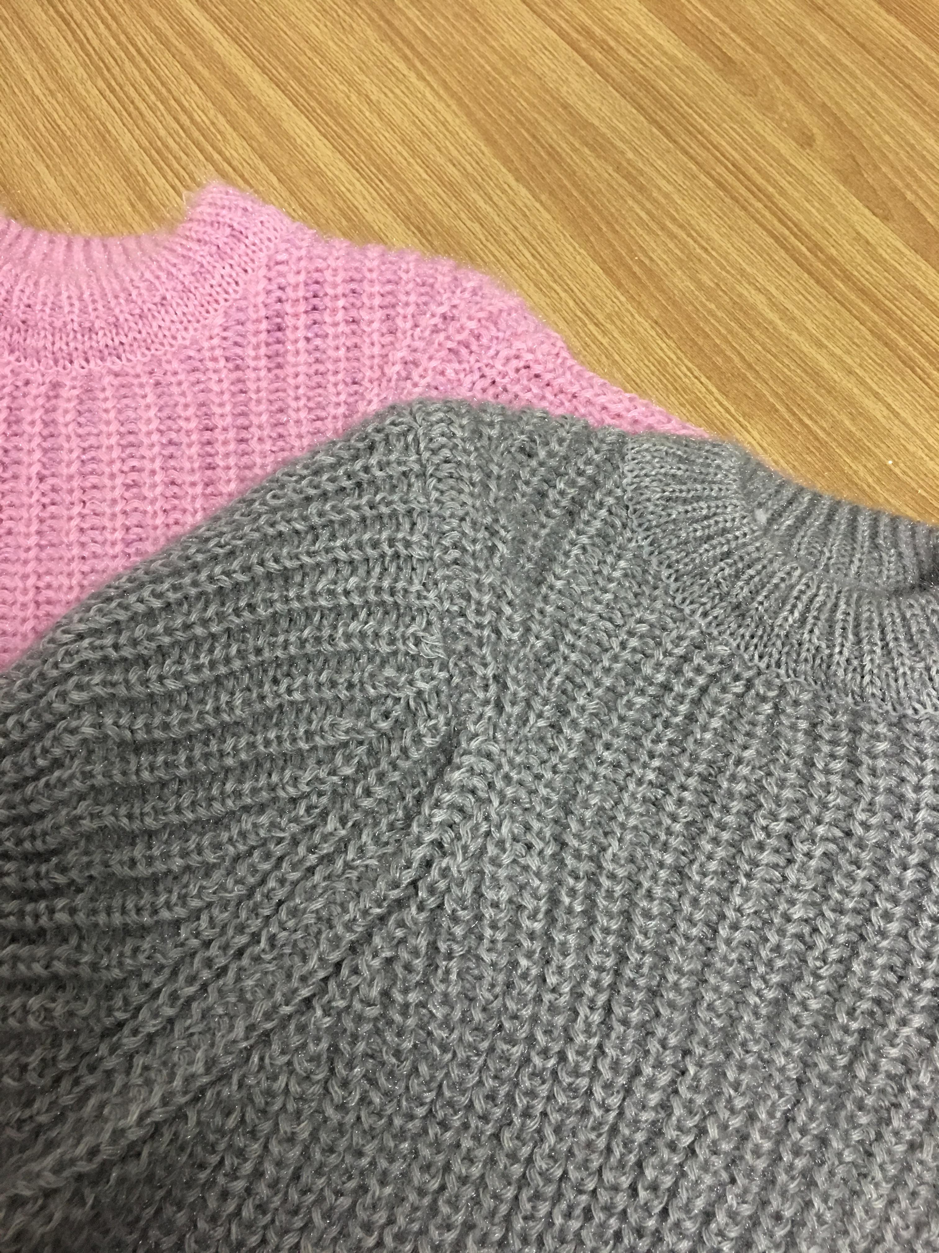 Sweater เสื้อไหมพรมถัก มีประกายวิ้งๆ ในตัว สีเทา ใส่ตัวเดี๋ยวได้เลยเก๋ๆ ยืดได้เยอะ น่ารักมากจ้าา สีเทา