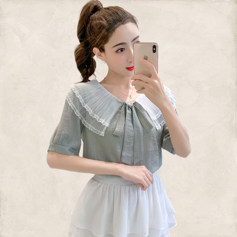 Blouse3880 เสื้อคอวีผูกโบว์ แต่งปกลูกไม้เพิ่มดีเทลความน่ารัก ผ้าโพลีเกรดพรีเมียมเนื้อดีมีน้ำหนักนุ่มใส่สบาย งานสวยน่ารักเต็มสิบ แมทช์กับอะไรก็เข้า ใส่เที่ยว/ใส่ทำงานได้ มี 2 สี ขาว, เขียว