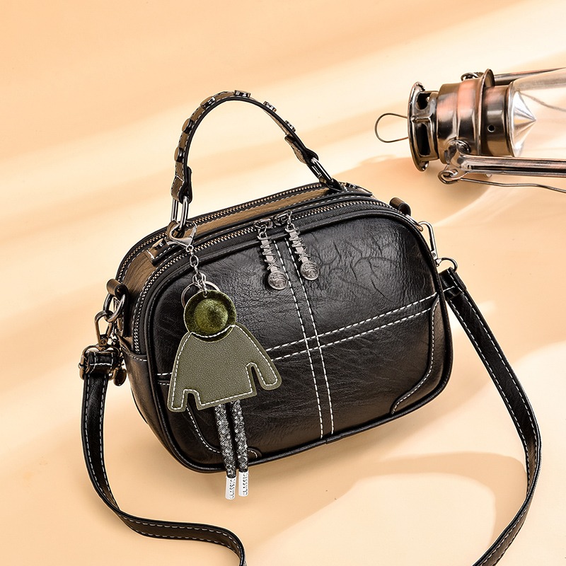 กระเป๋าสะพายข้างผู้หญิง กระเป๋าแฟชั่น By AKAF