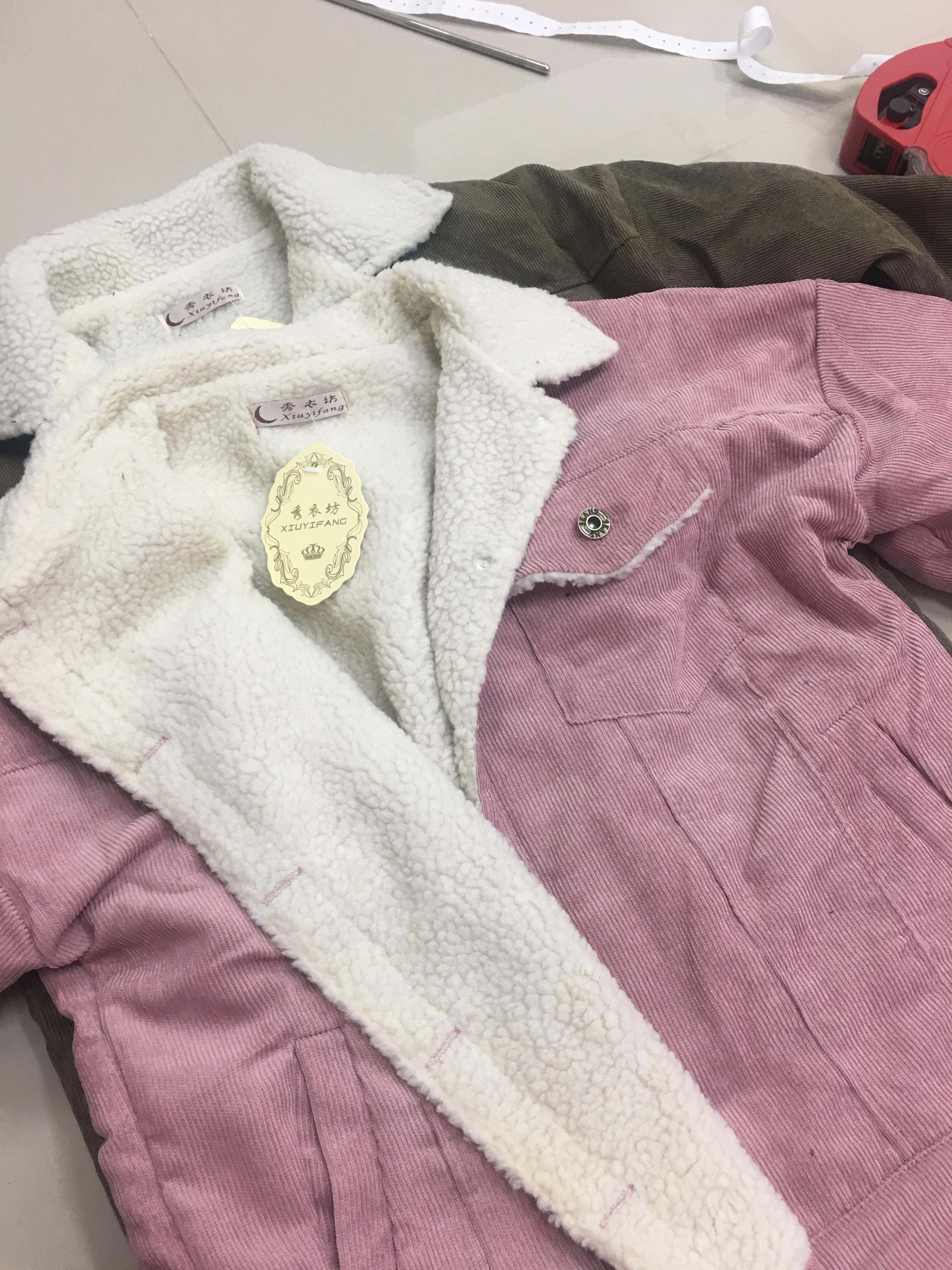 แจ็คเก็ตผ้าลูกฟูกสีชมพูหม่น ด้านในบุขนแกะช่วงตัว เนื้อบางเบา ใส่ชิลๆวันสบายๆ