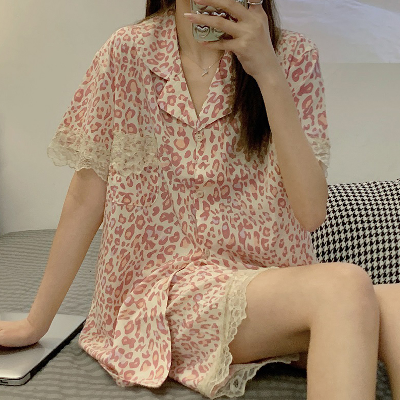ชุดนอนผู้หญิง