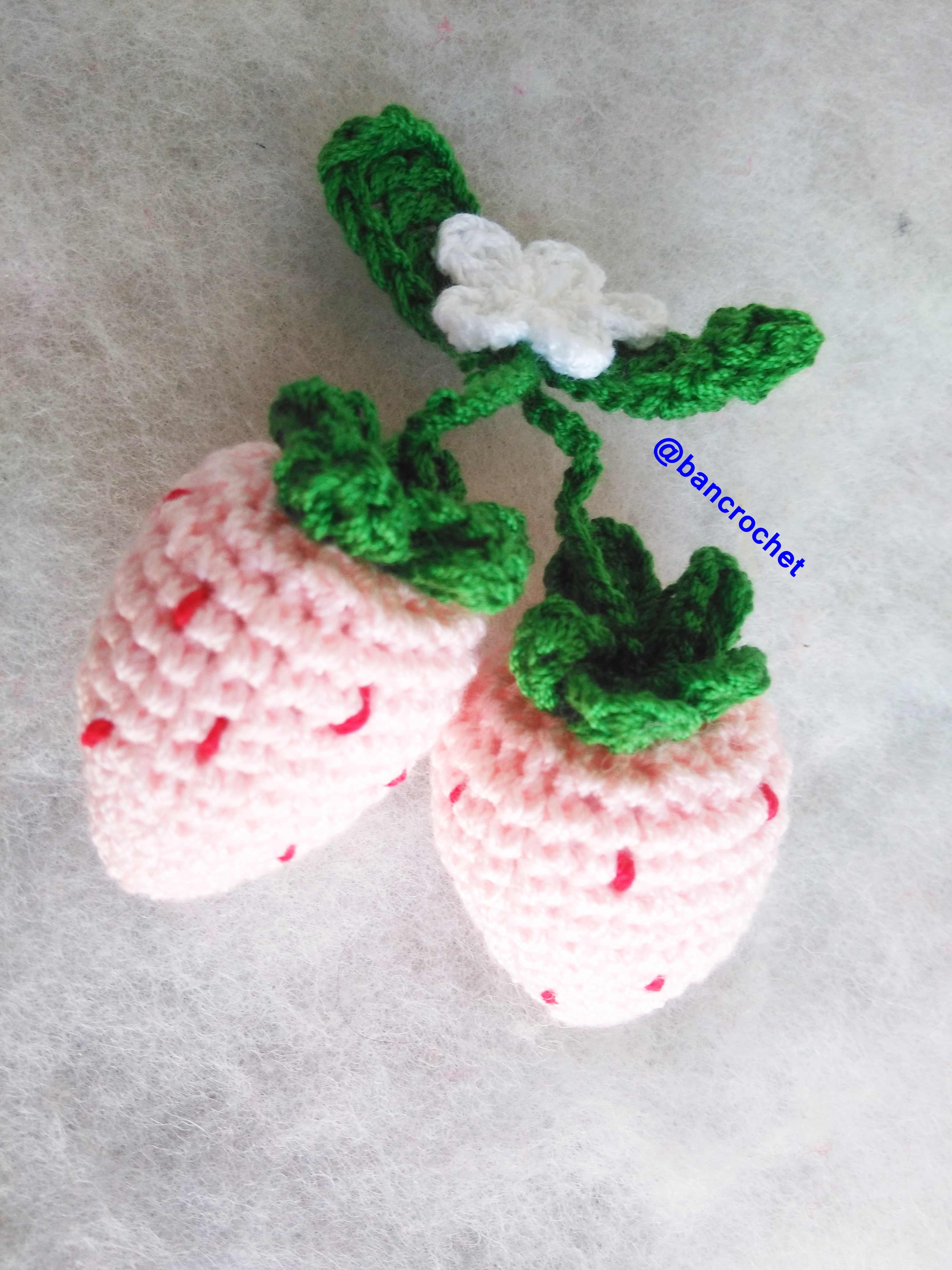 Bancrochet สตรอเบอรี่ถักโครเชต์ crochet strawberries ชมพู 2.5 นิ้ว
