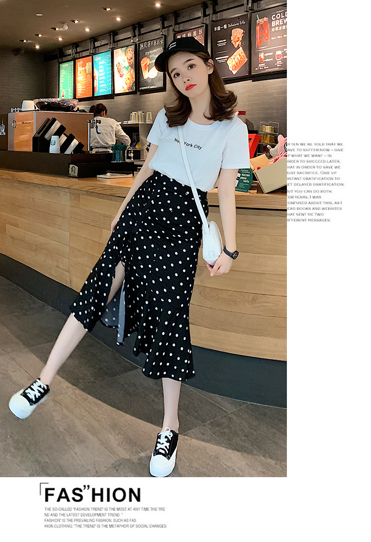 Set_bs1747 ชุดเซ็ท 2 ชิ้น(เสื้อ+กระโปรง) เสื้อยืดแขนสั้นสีขาวอกพิมพ์ลายตัวอักษรผ้าคอตตอนเนื้อดีนุ่มยืดหยุ่นสูง กระโปรงเอวสูงชายระบายลายจุดสีดำ ซิปหลัง มีซับใน ผ้าโพลีเนื้อดีเรียบสวยไม่ยับง่าย งานดีทรงดีลายสวย ดีเทลเก๋ๆ ดีงาม แมทช์ได้ลงตัว
