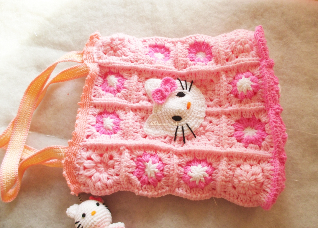 กระเป๋าคิตตี้ถักโครเชต์ สีเหลี่ยมใบใหญ่ kitty bag crochet