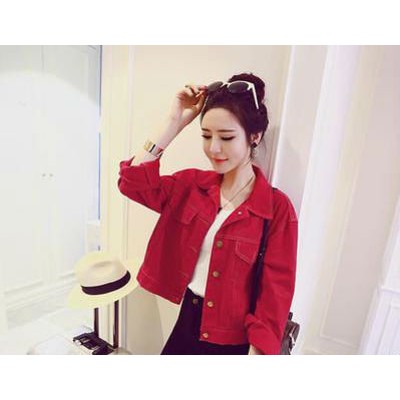 แจ็คเก็ตตัวสั้น สีแดง ทรงสวย ผ้าเนื้อดีไม่บาง แต่งกระเป๋าหลอกด้านหน้า กุ้นขอบรุ่ยๆ เซอร์ๆทั้งตัว แดงส้ม