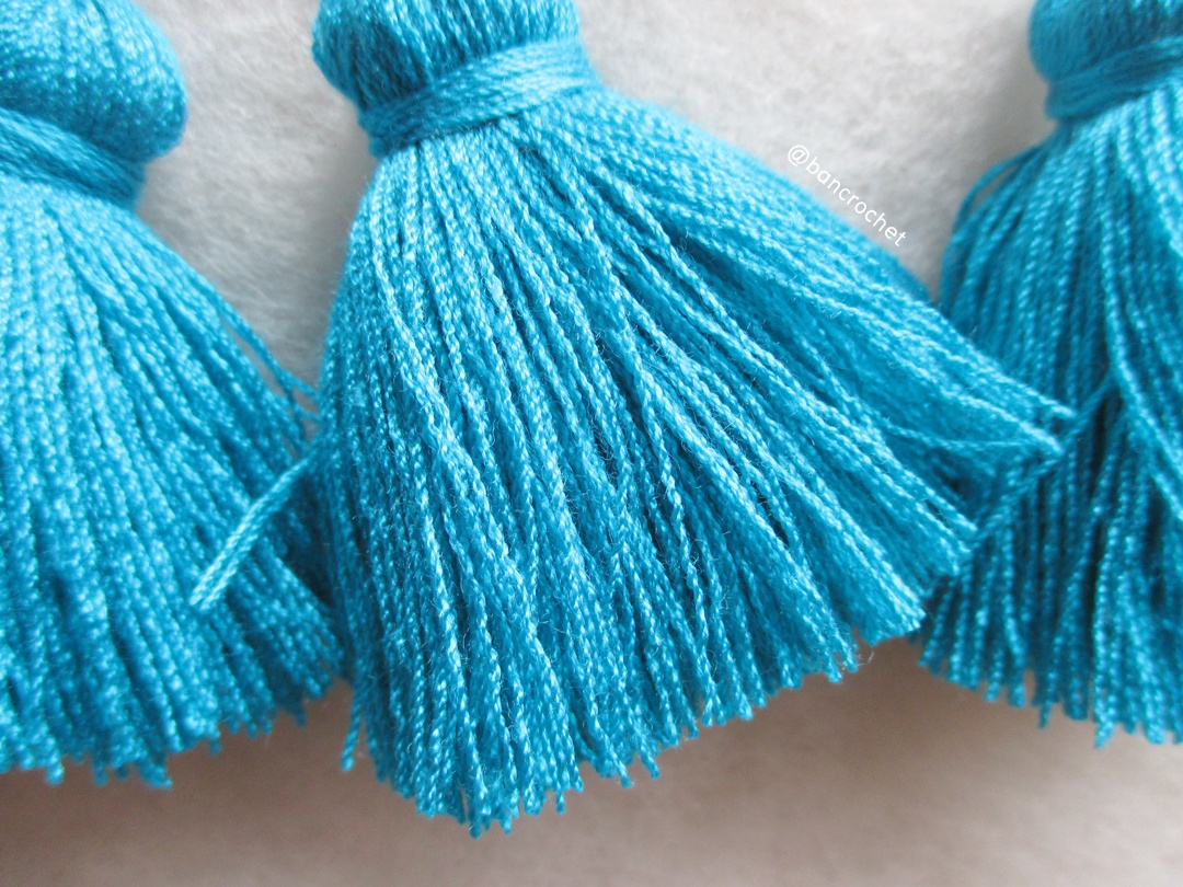 พู่แบบหนาฟู ขนาด 2 นิ้ว 4 ply tassel crochet acrylic yarn 4 ply ฟ้าเข้ม 2 นิ้ว