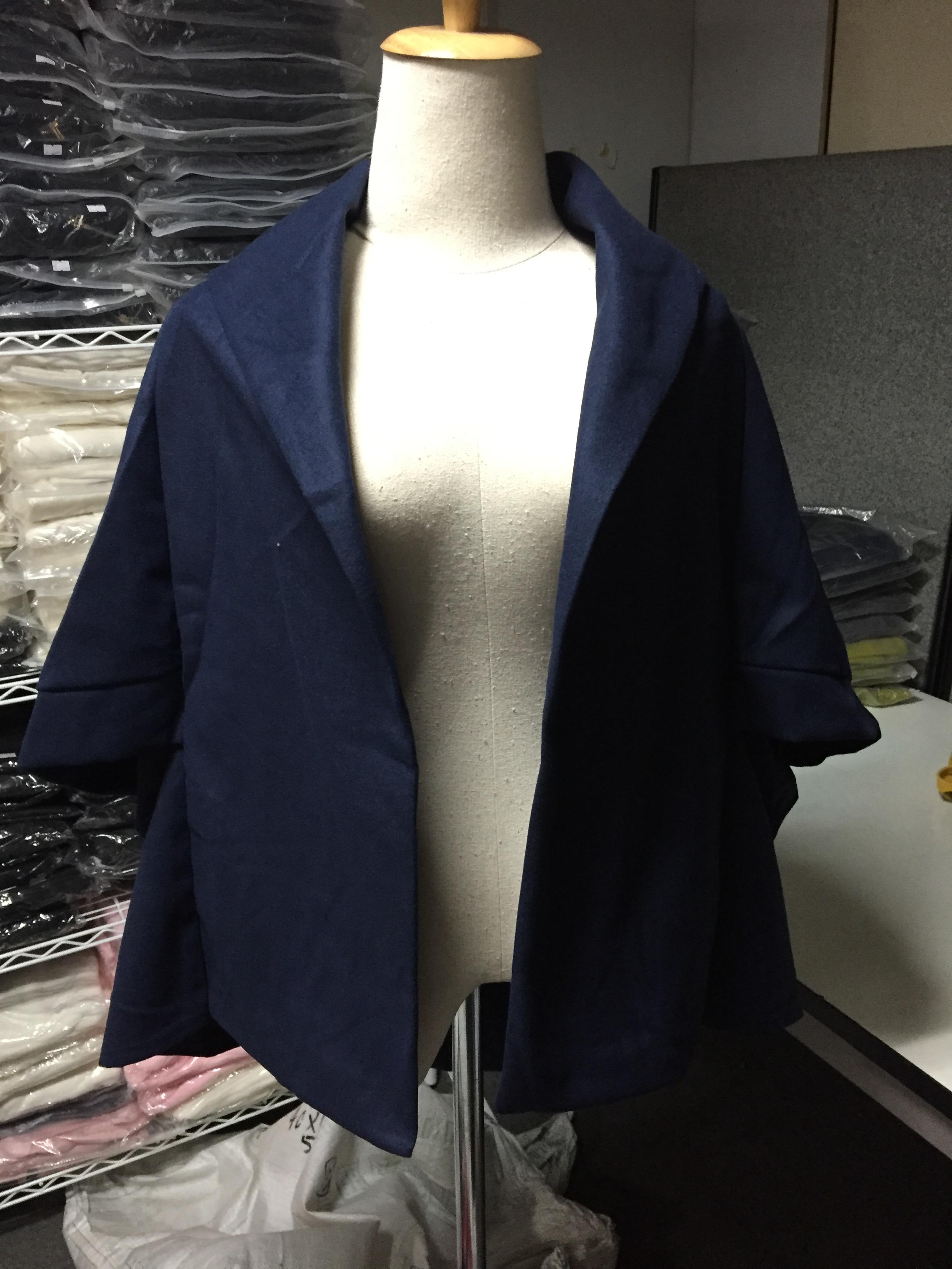 เสื้อโค้ท แขนสามส่วนทรงสวย ผ้าวูผสมสักกะหลาด เนื้อละเอียดเป็นทรง เลือกสีที่ชอบด้านในเลยค่า