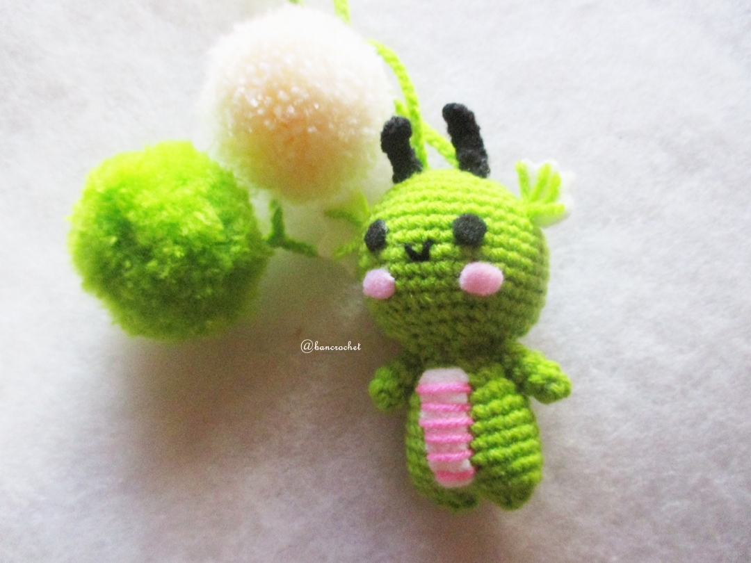 ที่ห้อยกระเป๋า พวงกุญแจตุ๊กตามังกรเขียว ปอมปอม dolls pom pom amigurumi crochet keychain