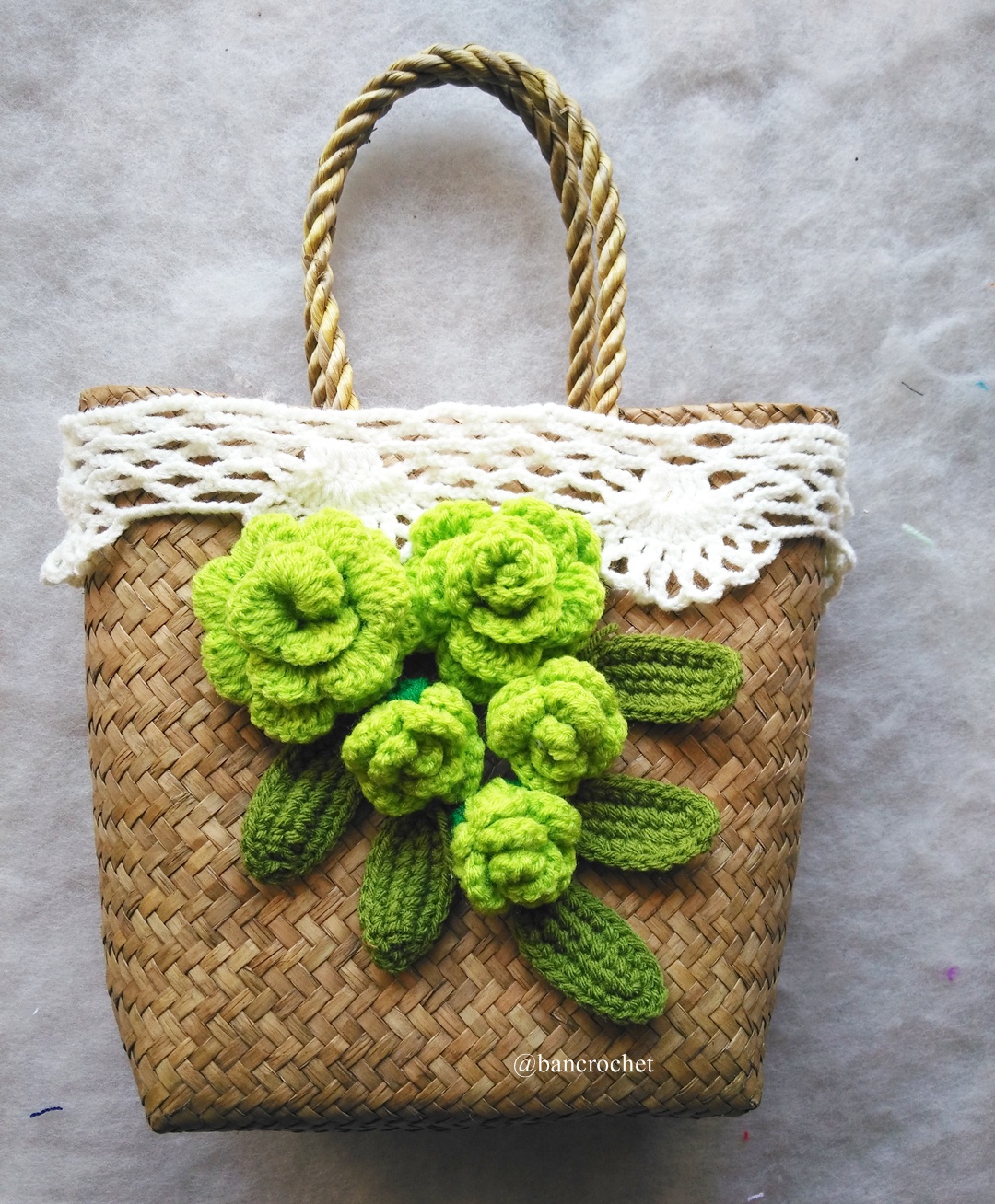 กระเป๋ากระจูดสาน ประดับดอกไม้ ขนาด 7*7*3.5*9.5 นิ้ว basket weave bags ธรรมชาติ 7*7*3.5*9.5 นิ้ว