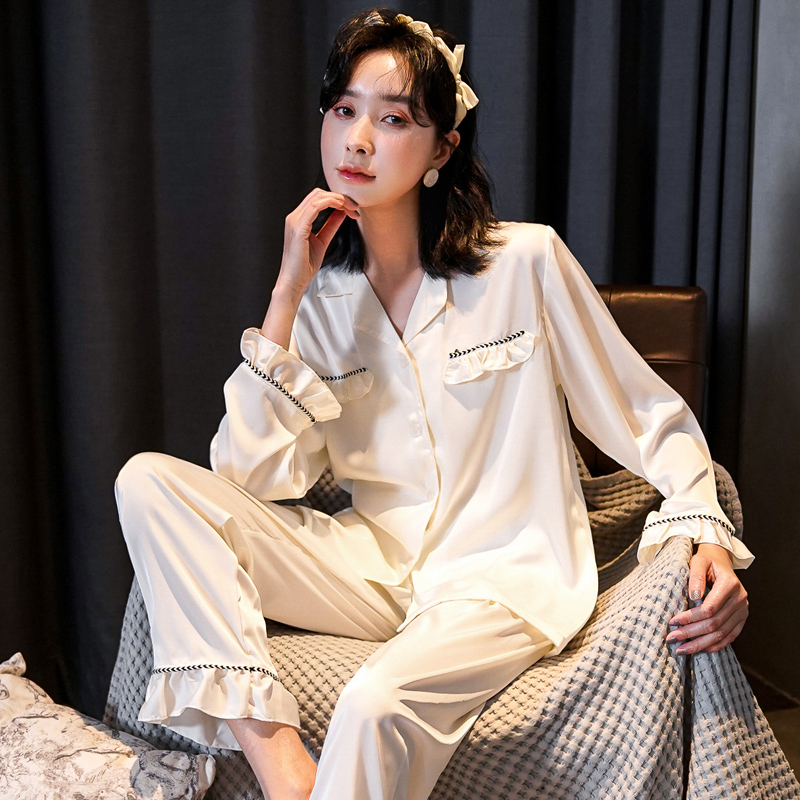 ชุดนอนผู้หญิง