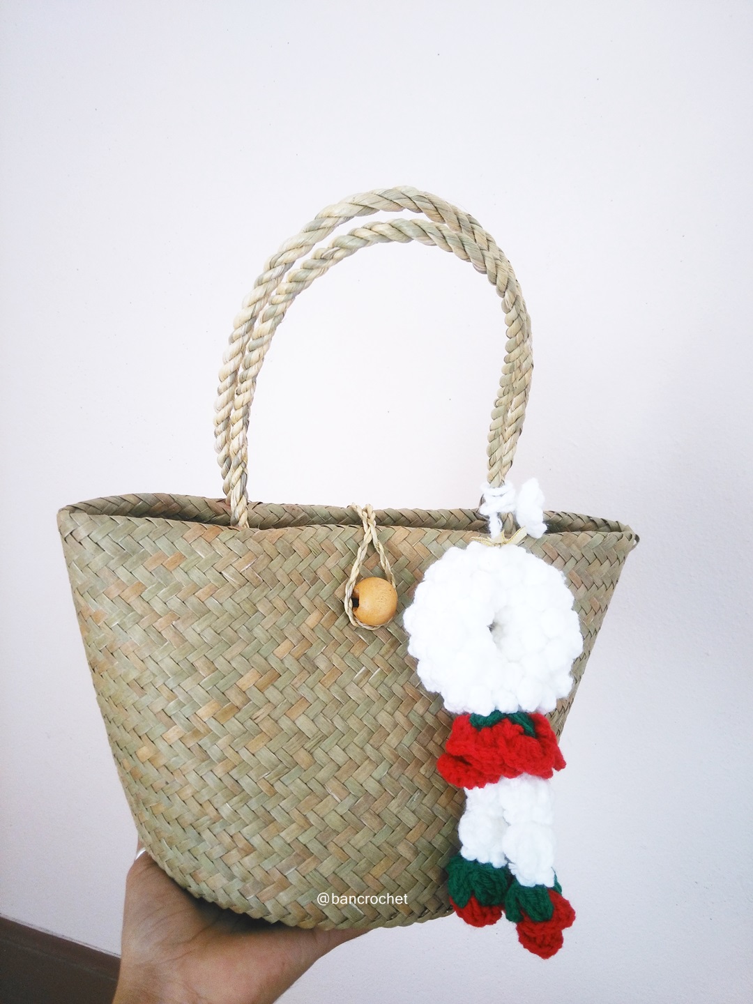 Bancrochet กระเป๋าสานกระจูดประดับพวงมาลัย grajood basket weave bags คละสี 7*10*7*12 นิ้ว