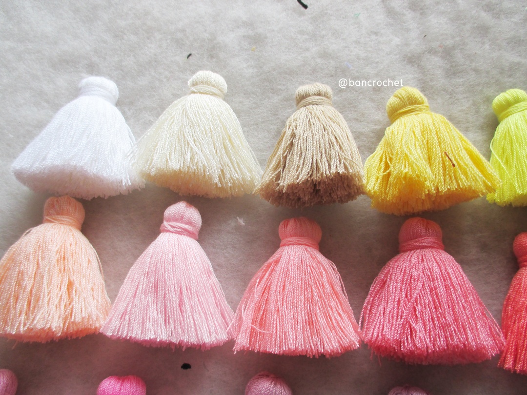 (ราคาส่งคละสี สั่งขั้นต่ำ 12 ชิ้น) พู่แบบหนาฟู ขนาด 2 นิ้ว 4 ply tassel crochet acrylic yarn 4 ply คละสี 2 นิ้ว