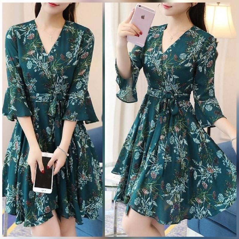 Dress4461 เดรสลายดอกไม้สีเขียวเข้ม คอวีป้าย แขนสามส่วนระบาย ซิปหลังใส่ง่าย มีซับในอย่างดีทั้งชุด มีผ้าผูกเอว ผ้าชีฟองเกรดพรีเมียมเนื้อดีหนามีน้ำหนักทิ้งตัว งานดีทรงดีสีสวย เรียบหรูดูแพง ใส่เที่ยว/ใส่ทำงานได้