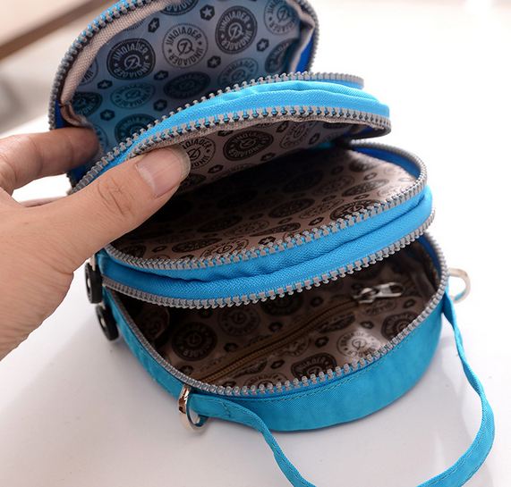 กระเป๋าสะพายผู้หญิง กระเป๋าสะพายข้าง ใส่ของกระจุกกระจิก ใส่เงิน ขนาดเล็ก กระเป๋าผ้าไนลอน กันน้ำ ดีไซน์ เป็นรูปไข่ รูปวงรี มี 3 ช่องซิป น่ารักค่ะ 34598