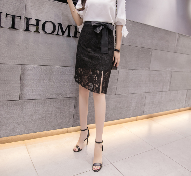 Skirt386 กระโปรงลูกไม้สีดำทรงเข้ารูปซิปหลังผูกโบว์เอวมีซับใน ผ่าชายเล็กน้อยเพื่อความคล่องตัว งานสวยดูดี แมทช์กับเสื้อทรงไหนก็เข้า ใส่เที่ยว/ใส่ทำงานได้