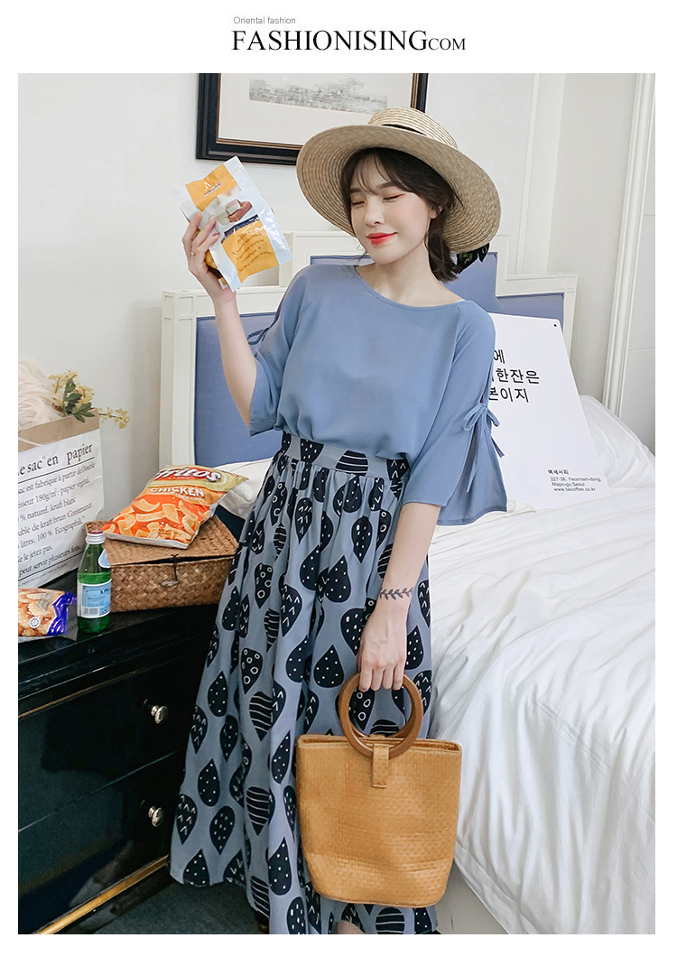 Set_bs1776 ชุดเซ็ท 2 ชิ้น(เสื้อ+กระโปรง) เสื้อแฟชั่นแขนผ่าผูกโบว์สีพื้นฟ้าคราม + กระโปรงยาวลายกราฟฟิคเอวยางยืด ผ้าโพลีเนื้อดีนุ่มใส่สบายผ้าเนื้อดีเรียบสวยไม่ยับง่าย งานเซ็ทเข้าชุดสุดน่ารัก ดีเทลเก๋ๆ ดีงาม แมทช์ได้ลงตัวเข้ากันดูดีที่สุด