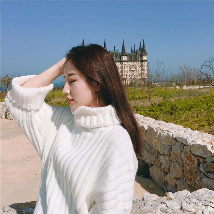 เสื้อไหมพรมตัวโคล่ง Sweater สีขาว คอเต่า ผ้าเนื้อนุ่มอุ่น น่ารักมากจ้า