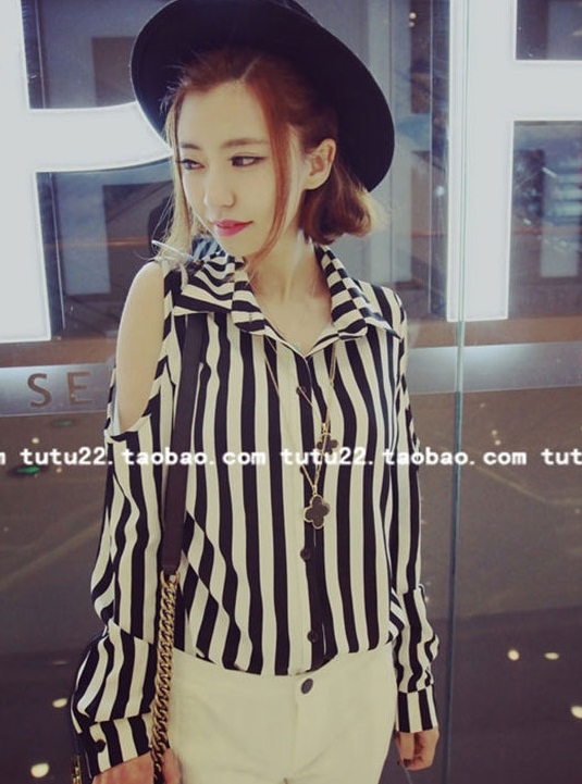 พร้อมส่ง - เสื้อแฟชั่น ชีฟองลายทางโชว์ไหล่ เก๋ๆ same pic