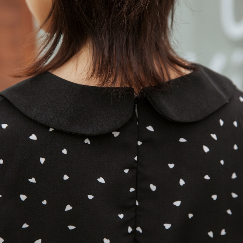 Dress4577 เดรสลายหัวใจสีดำ คอบัว แขนยาวกระดุมข้อมือ ซิปหลังใส่ง่าย ผ้าไมโครเนื้อดีใส่สบาย งานสวยผ้านุ่มน่าใส่ ทรงนี้ใส่ได้เรื่อยๆ ใส่ทำงาน ใสเที่ยว ชุดเดียวจบเลยจ้า
