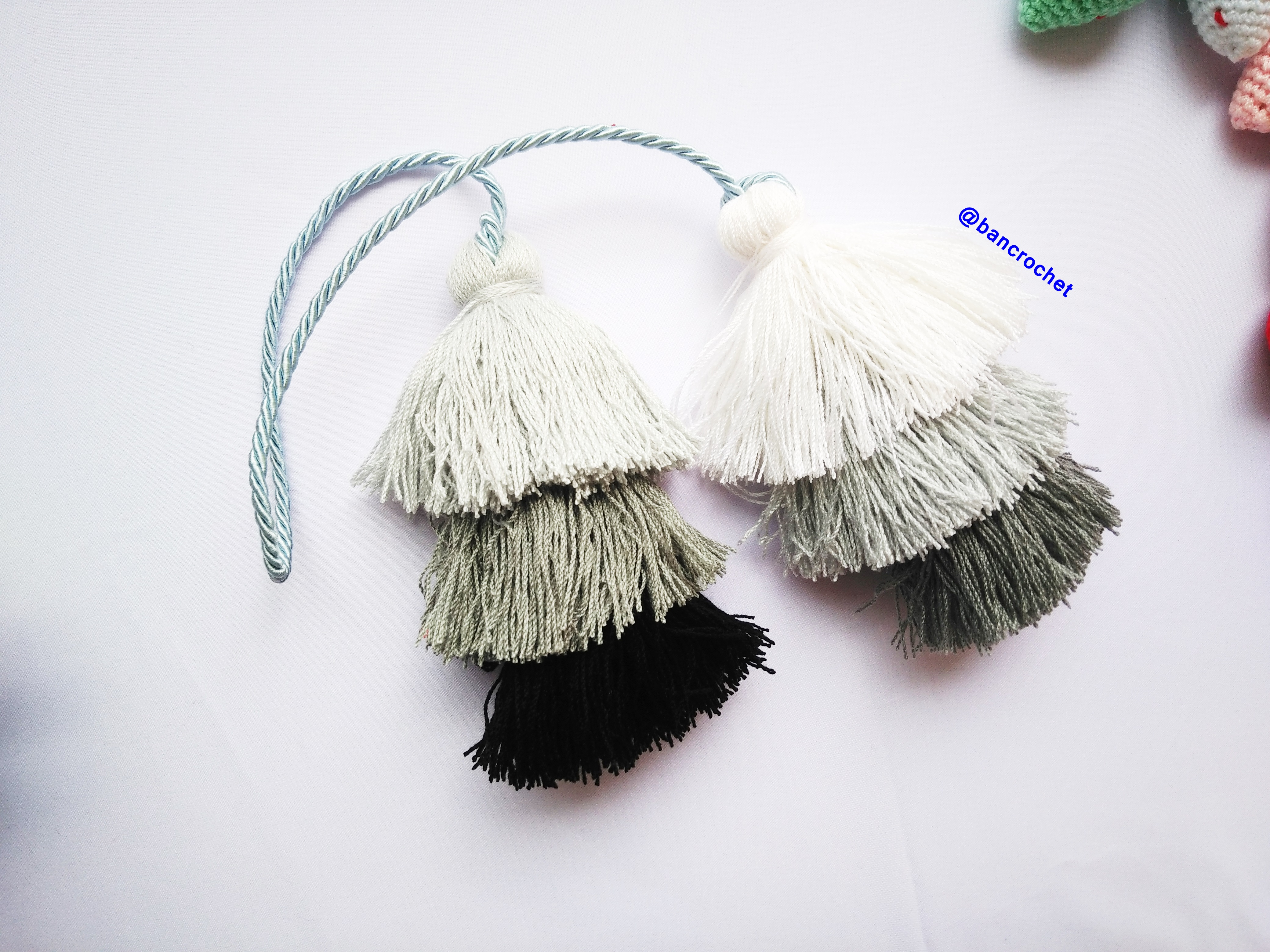 Bancrochet พู่ห้อยกระเป๋า/ที่ห้อยกระเป๋าแฮนด์เมด Tassels keychain hanging for bags หลากสี 4 นิ้ว