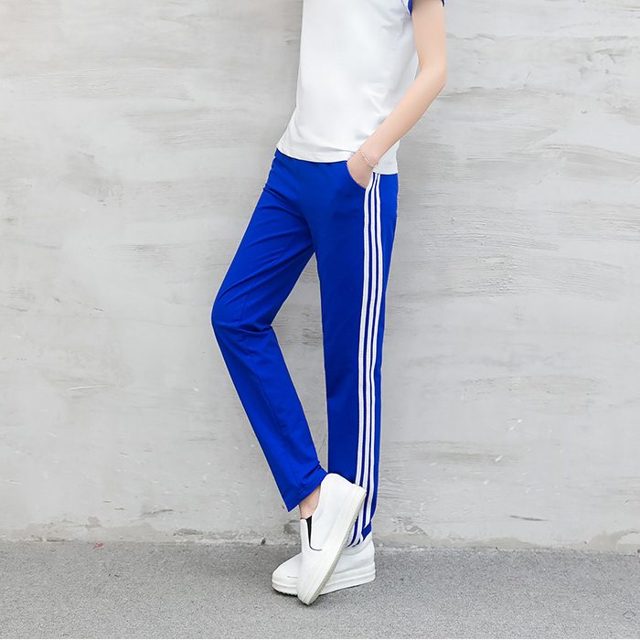 Trousers487 กางเกงขายาวทรงสปอร์ตสีพื้นแต่งแถบสีขาว เอวสม็อคยางยืด กระเป๋าสองข้าง ผ้าคอตตอนเนื้อนุ่มยืดขยายได้เยอะ **พร้อมส่งสีแดงสีเดียวค่ะ