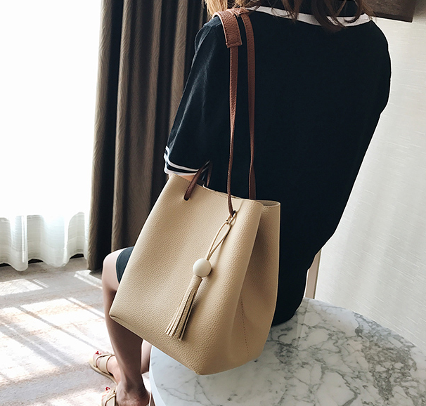 ซื้อ 1 ได้ถึง 4 กระเป๋าสะพายหนังทรงสวย + กระเป๋าใบเล็ก สีครีม พร้อมส่ง สีครีม