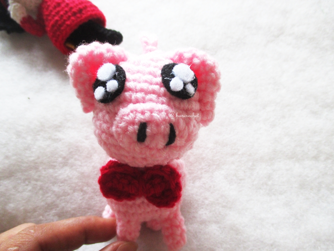 พวงกุญแจหมูถักไหมพรม ขนาด 4 นิ้ว pig crochet keychain 4 inch