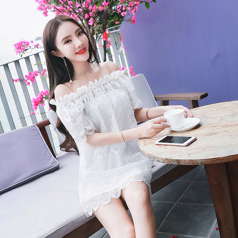 Dress4245 เดรสเปิดไหล่ทรงปล่อยสีขาว มีเดรสซับในอย่างดีอกเสริมฟองน้ำในตัว ผ้าแก้วลูกไม้ลายสวยงานดี ประดับมุกที่ชุดสุดหรู งานสวยดูแพง ใส่ออกงานได้