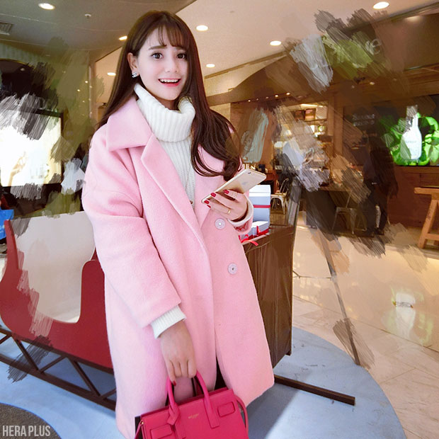 โค้ททรงโคล่ง สำหรับสาวขี้หนาว หรือชอบใส่เสื้อไหมพรมหนาๆ ข้างใน ทรงนี้เหมาะมากค่า สวมทับก็ดูหวานขึ้นมาทันตาเห็นน พร้อมส่งเลยน้าา pink