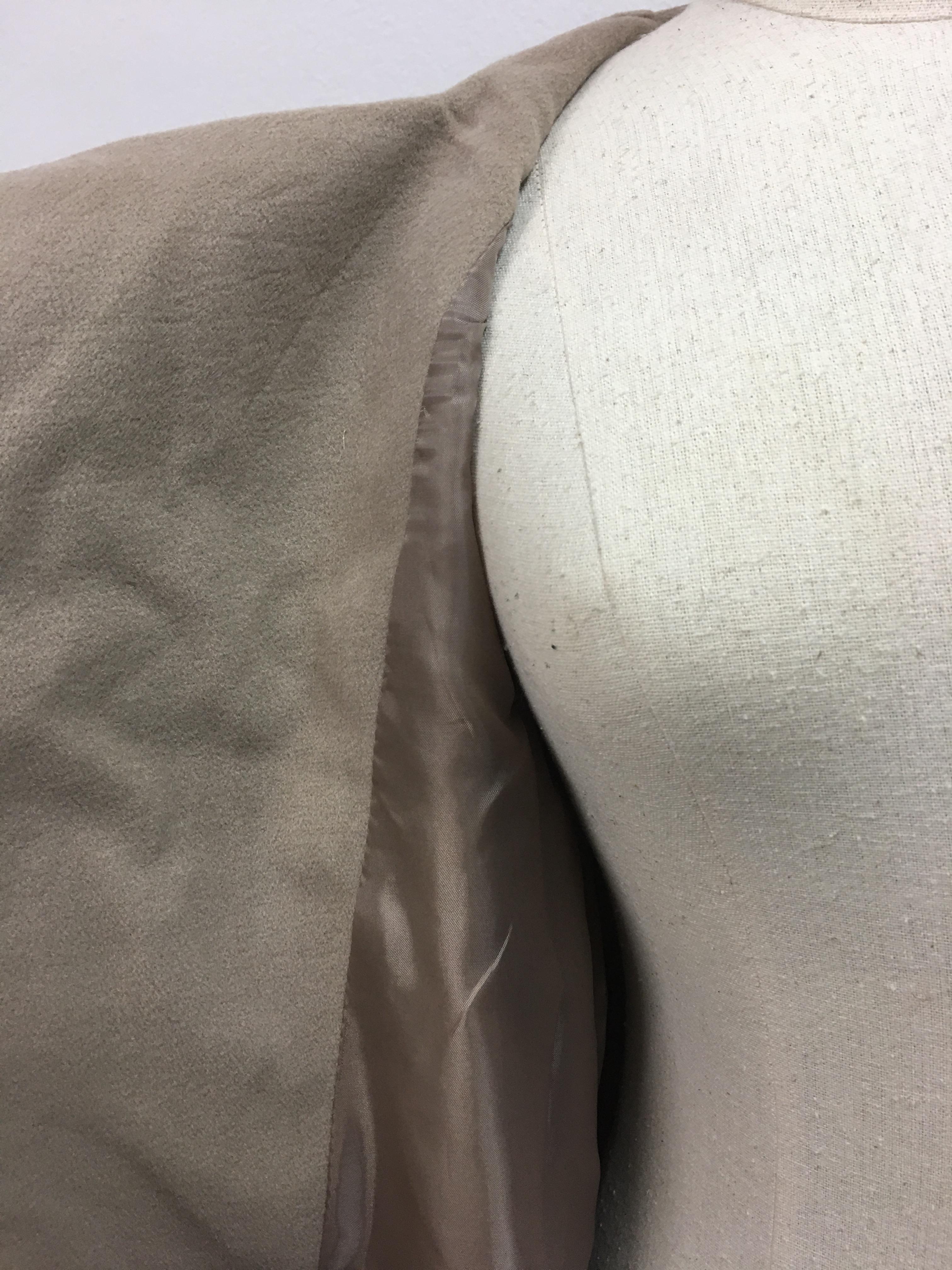 เสื้อโค้ทกันหนาว ทรงสวยสีกรมท่า ใส่เป็นเดรสได้เลย แบบผู้ดีมาก ผ้าวูลผสมสักกะหลาด บุซับในกันลม จะใส่เป็นเดรส หรือใส่เป็นเสื้อโค้ทปกติก็เก๋ค่า พร้อมส่งจ้า สีกรมท่า