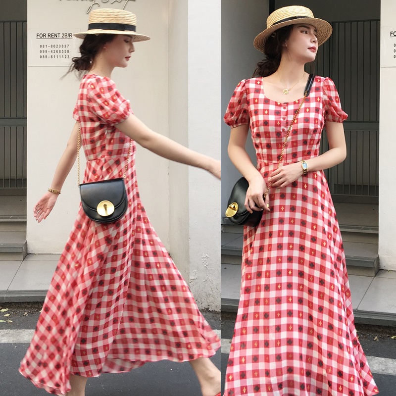 Dress4662 Maxi Dress แม็กซี่เดรสยาวลายตารางสีขาวแดงอกแต่งกระดุมหลอก ซิปข้าง มีซับในอย่างดีทั้งชุด ผ้าชีฟองวิ้งเนื้อดีมีน้ำหนักทิ้งตัว งานดีทรงสวยผ้าเกรดพรีเมียม ชุดเดียวสวยจบ ทรงนี้มีติดตู้ไว้ใส่ได้เรื่อยๆ