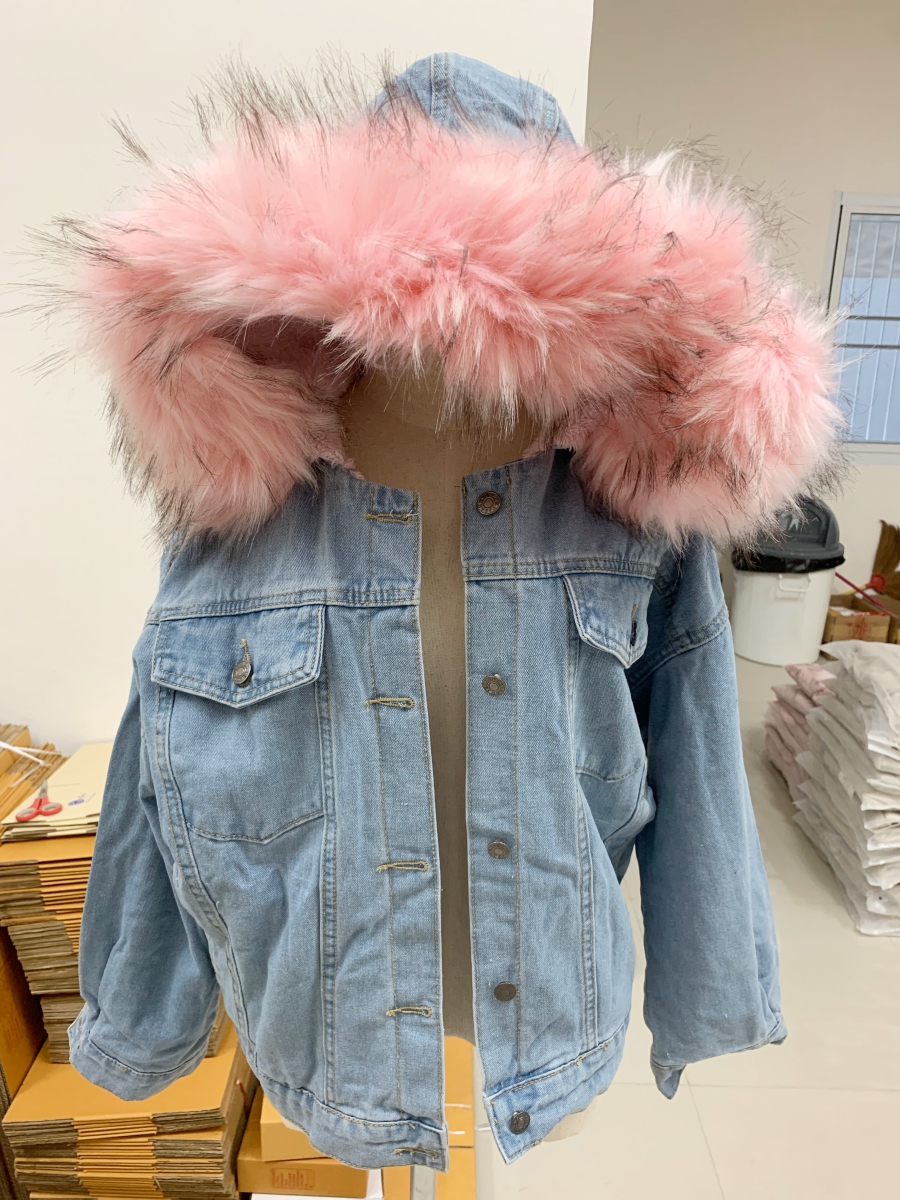 เสื้อกันหนาว ช่วงตัวเป็นผ้ายีนส์ ด้านในบุขนช่วงตัว ช่วงแขนบุซับในกันลม พร้อมขนเฟลอฟูนุ่มมาก งานดี การรันตีจ้า มี 3 สีน้า same pic