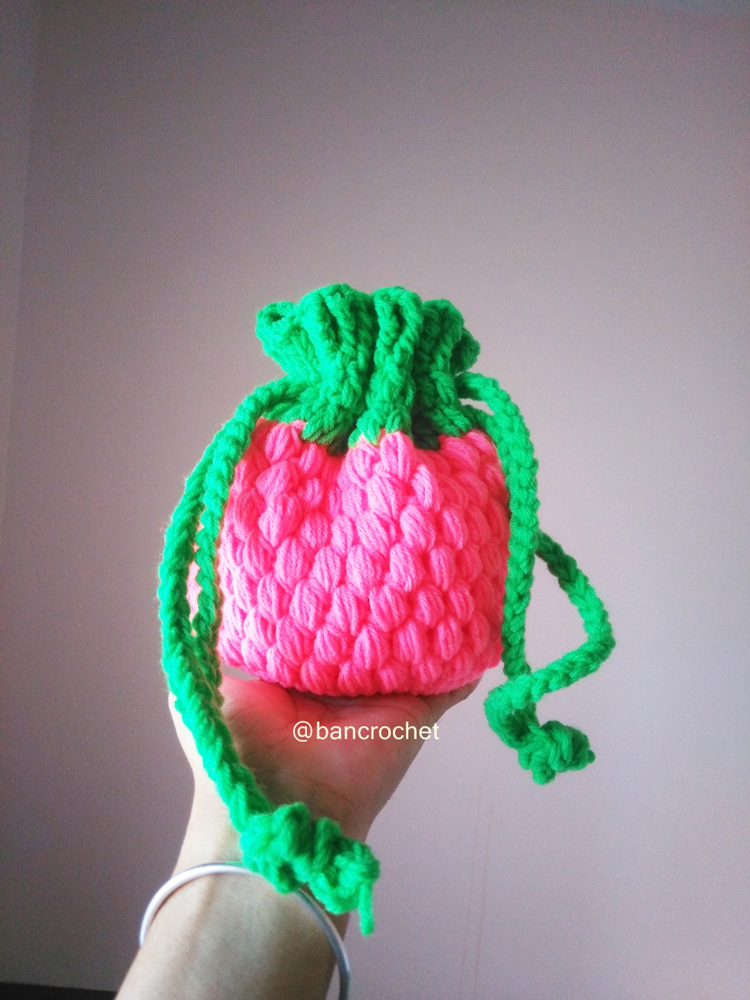 Bancrochet กระเป่าถักโครเชต์ผลไม้ ลายราสเบอร์รี่ crochet slipknot bags สีชมพู 6x6 นิ้ว