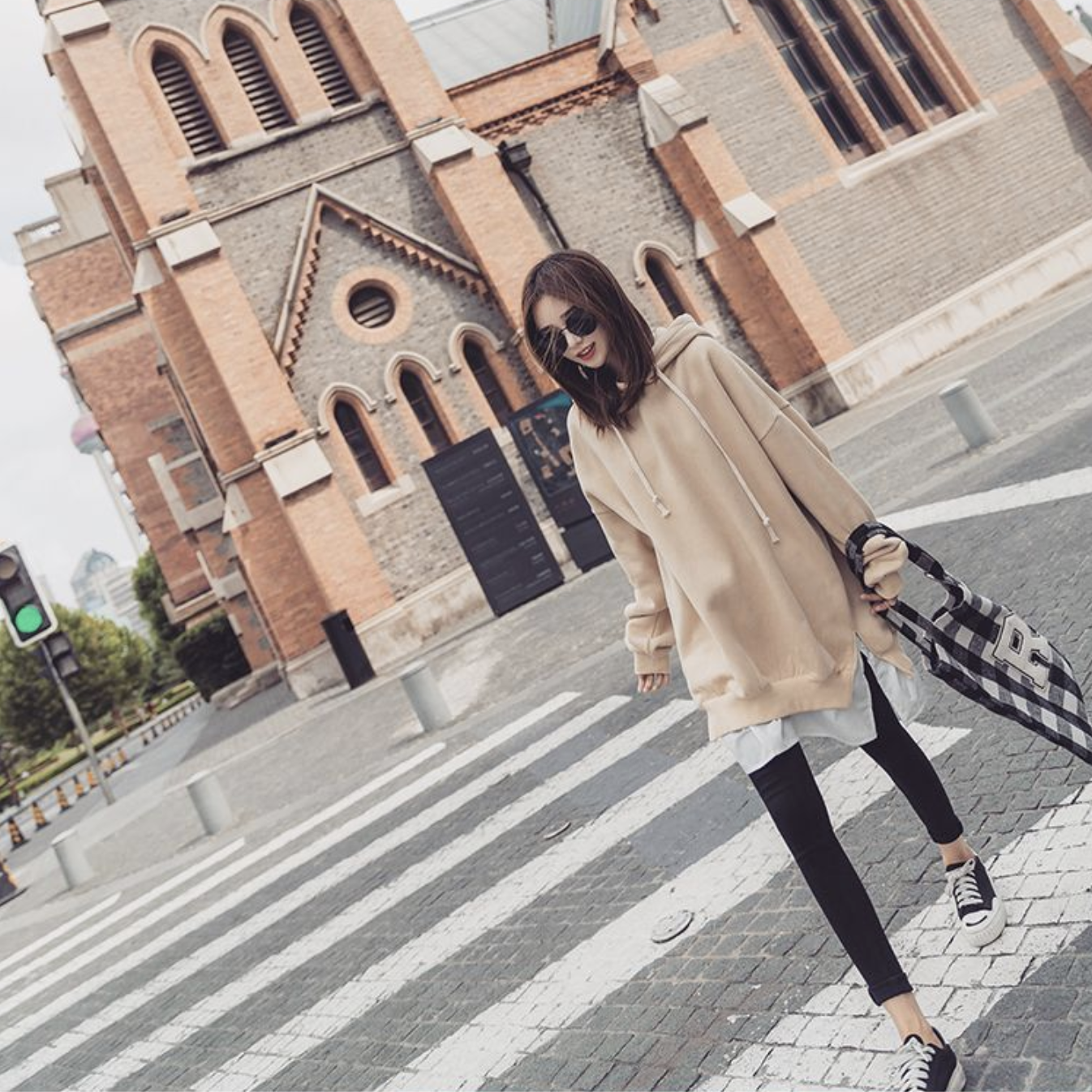 เสื้อกันหนาวฮู้ดดี้ แฟชั่นเกาหลี หูหมี ผ้าเนื้อนุ่ม ด้านในเป็นผ้าสำลี กันหนาวได้จ้า พร้อมส่ง งานจริงในภาพสุดท้าย ครีม