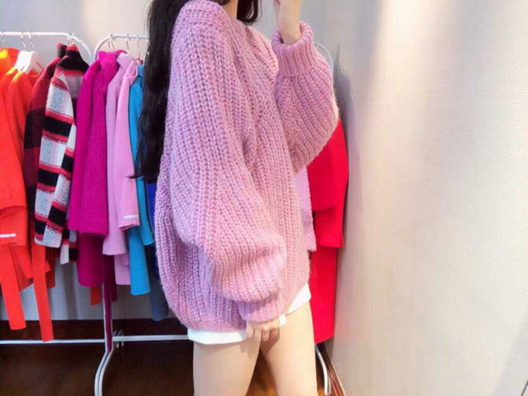 Sweater เสื้อไหมพรมถัก มีประกายวิ้งๆ ในตัว สีชมพู ใส่ตัวเดี๋ยวได้เลยเก๋ๆ ยืดได้เยอะ น่ารักมากจ้าา ชมพู