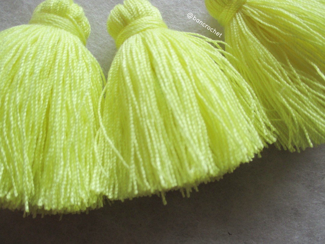 พู่แบบหนาฟู ขนาด 2 นิ้ว 4 ply tassel crochet acrylic yarn 4 ply เหลือง 2 นิ้ว