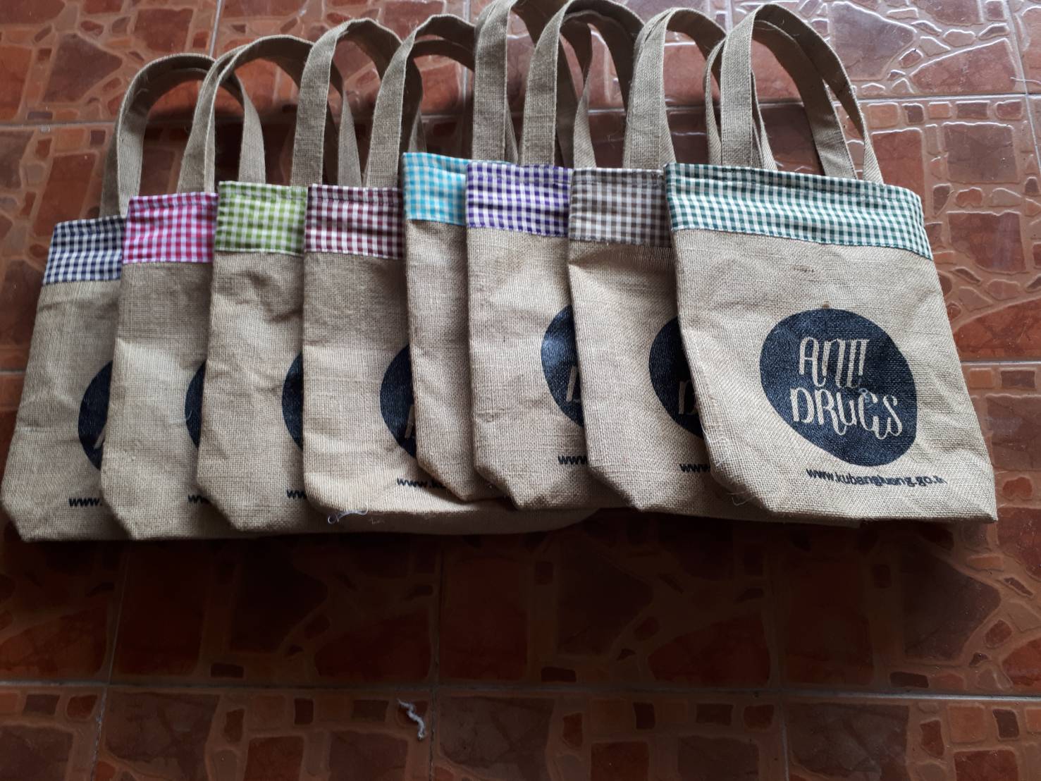 กระเป๋าผ้ากระสอบตกแต่งผ้าลายสก๊อต