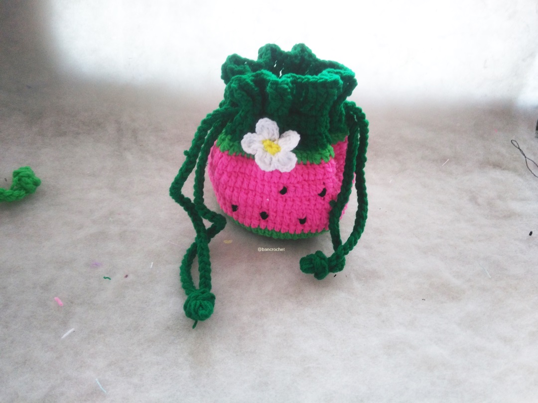 Bancrochet กระเป่าถักโครเชต์ ผลไม้ ลายสตรอเบอร์รี่ crochet slipknot bags สีชมพู 6x6 นิ้ว
