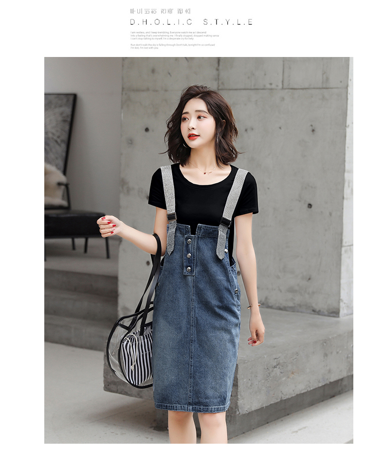 Dress4580 ชุดเอี๊ยมกระโปรงยีนส์สายบ่าแต่งเพชร มีกระเป๋าข้างและหลัง แต่งกระดุมหน้า ผ้ายีนส์แท้เนื้อดีนุ่มใส่สบาย งานดีดีเทลเก๋ๆ ใส่ได้ทุก Season แมทช์กับเสื้อทรงไหนก็น่ารัก รุ่นนี้มีติดตู้ไว้ใส่ได้เรื่อยๆ (ไม่รวมเสื้อตัวในจ้า)