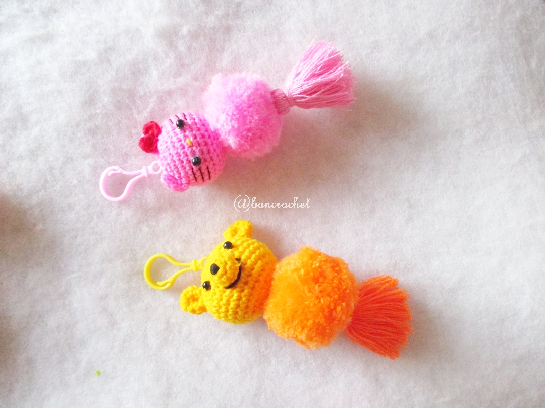 พวงกุญแจปอมปอมคิตตี้ pompoms kitty crochet keychain