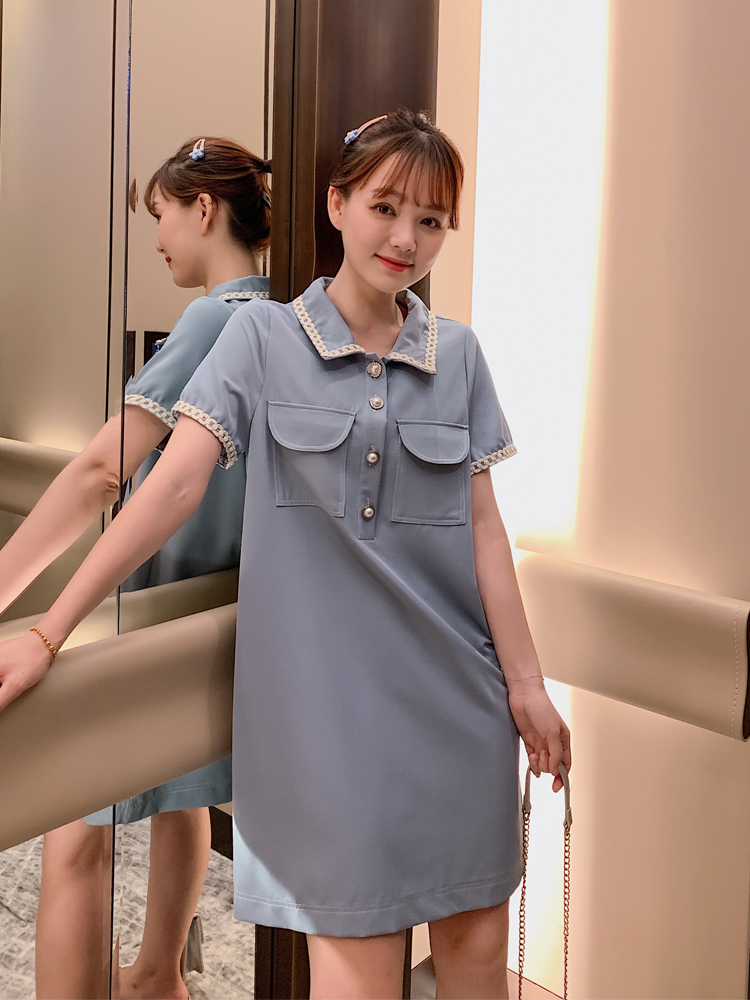 Dress4563 เดรสคอปกกระดุมหน้าสีพื้น ดีเทลแต่งแถบลูกไม้ปกและปลายแขน กระเป๋าอก ผ้าโพลีเนื้อดีใส่สบาย ผ้ามีน้ำหนักทิ้งตัว งานสวยใส่ง่าย ทรงนี้น่ารักมีติดตู้ไว้ใส่ได้เรื่อยๆ มี 2 สี ฟ้า, ดำ