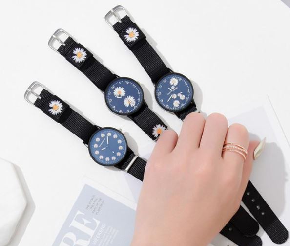 นาฬิกาข้อมือผู้หญิง นาฬิกา สายไนลอน สีดำ ลาย ดอกเดซี่ แฟชั่น นาฬิกา ยอดนิยม สำหรับ คนแพ้หนัง 327512