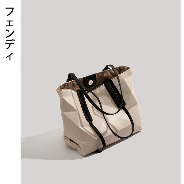 กระเป๋าสะพายข้างผู้หญิง กระเป๋าสะพายสไตล์เกาหลี By Japanese フェンディ authentic bag