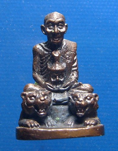 หลวงปู่กาหลงนั่งหัวเสือ