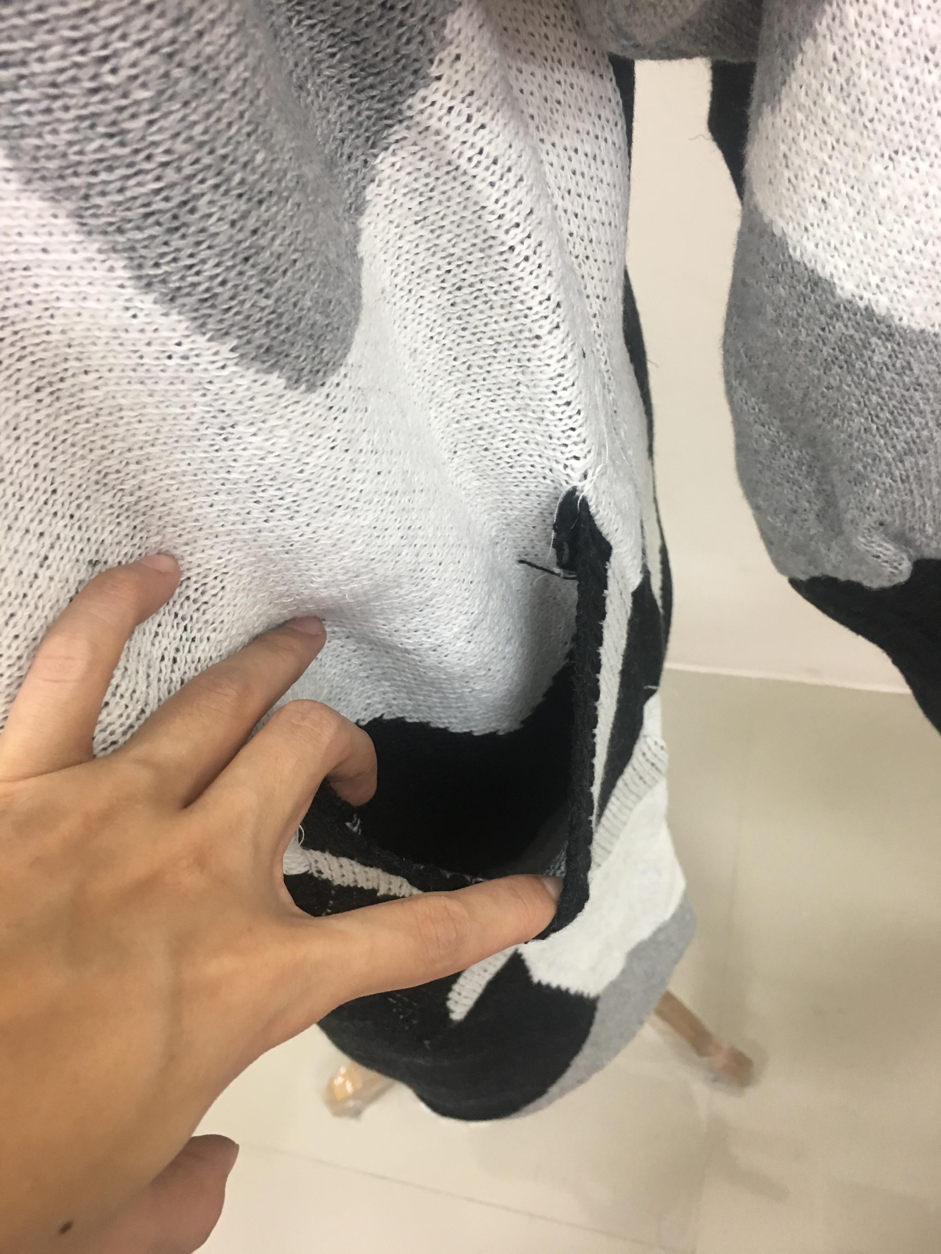 เสื้อคลุมกันหนาว ยาว 34 นิ้ว ไหมพรม ทอลายขาวดำ เก๋ๆ