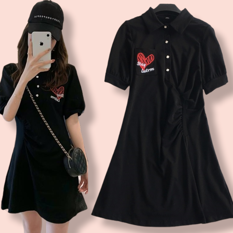 Dress4531 เดรสคอปก/เดรสโปโลสีดำ งานปักหน้าอกรูปหัวใจ กระดุมคอใช้งานได้จริง ดีเทลจับจีบช่วงเอวเก๋ๆ ผ้าคอตตอนโพลีเนื้อดีนุ่มมีน้ำหนักยืดหยุ่นสูงใส่สบาย งานสวยใส่ง่ายน่ารักมาก ใส่เที่ยว/ใส่ทำงานได้